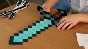 Как сделать алмазный меч Minecraft из бумаги. 剑的Minecraft纸。