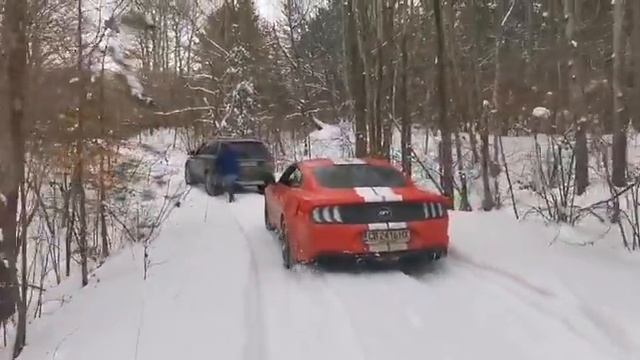 Rescue Operation - Volvo XC90 and Ford Mustang in the snow смотреть онлайн