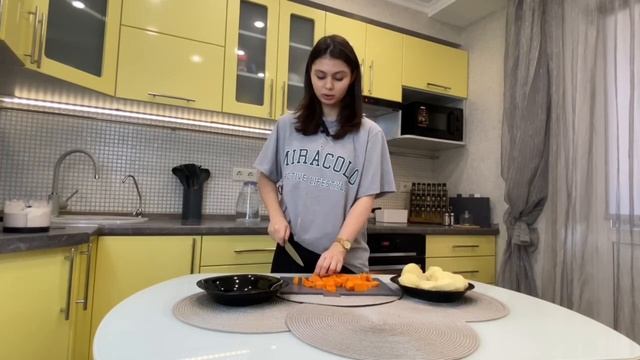 Курица с овощами под грибным соусом с морковно - картофельным пюре