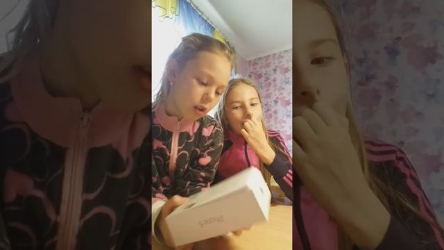 В коробке от iPhone 6 нашли беспроводные наушники смотреть онлайн