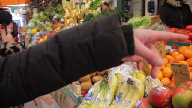 Onde encontrar frutas tropicais na Polônia? Hala Mirowska смотреть онлайн