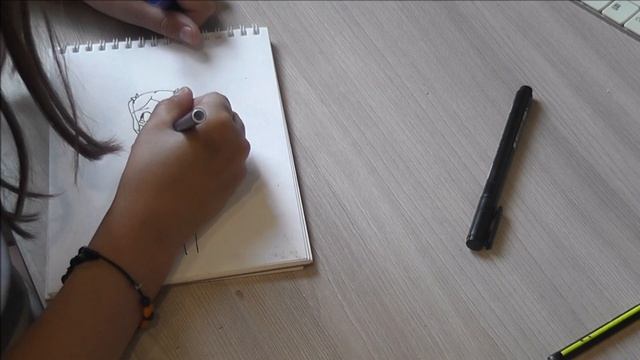 Рисую девочку в голубом цвете