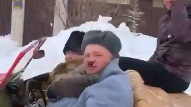 Барнаульцы отметили Новый год в образах гайдаевских Труса, Балбеса и Бывалого. смотреть онлайн