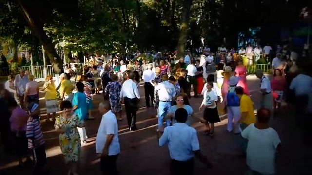 Парк Гафура Гуляма в Ташкенте. Танцы смотреть онлайн