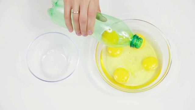 Как отделить желток от белка смотреть онлайн