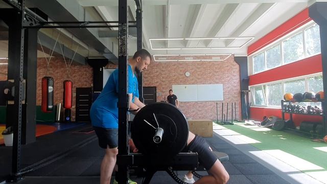 Жим штанги лежа средним хватом смотреть онлайн