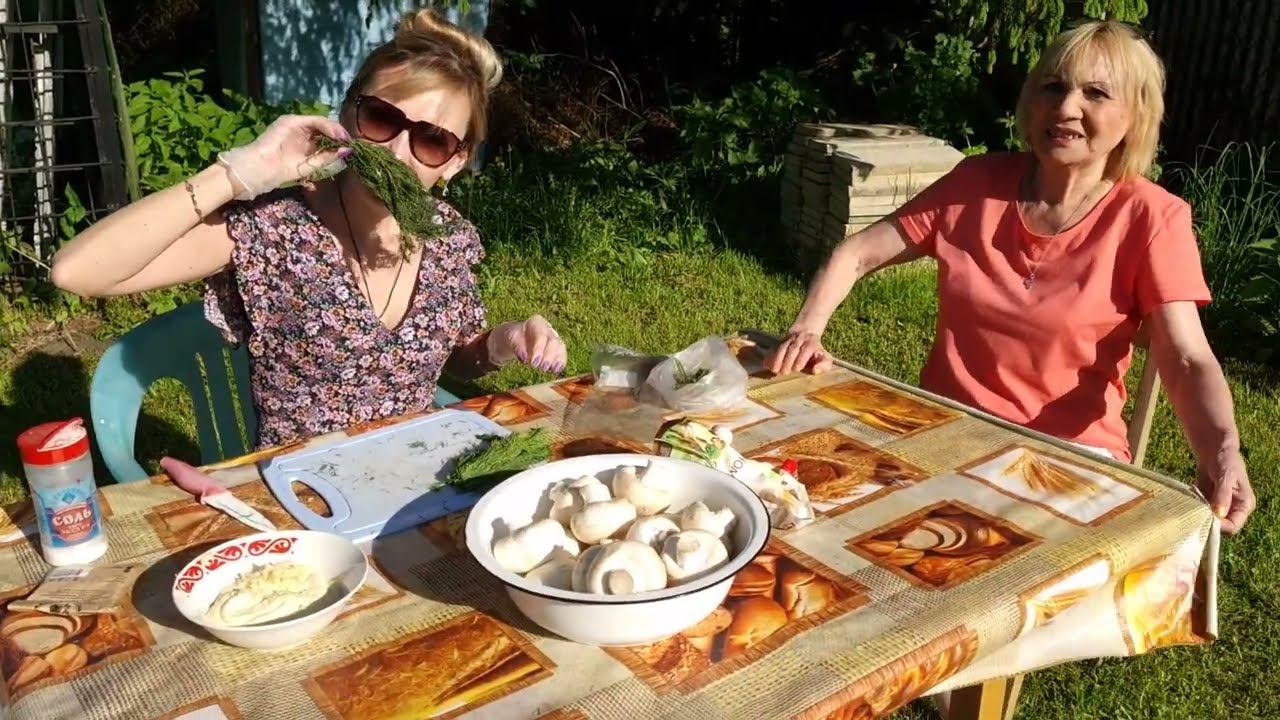 Мама ПРИЕХАЛА в ГОСТИ | Готовим стол | Шаманим НА УРОЖАЙ | Со мной ТАКОЕ ВПЕРВЫЕ смотреть онлайн