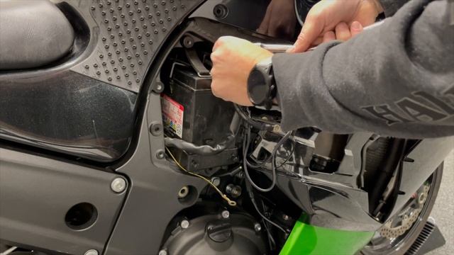 Kawasaki Ninja ZX-14R / ZZR1400 - Battery Removal & New Install on 2nd Gens - Detailed & Made Easy смотреть онлайн