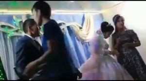 В УЗБЕКИСТАНЕ ЖЕНИХ НА СВАДЬБЕ УДАРИЛ НЕВЕСТУ У ВСЕХ НА ГЛАЗАХ! ЭТО НАЧАЛО СЧАСТЛИВОЙ СЕМЕЙНОЙ ЖИЗН