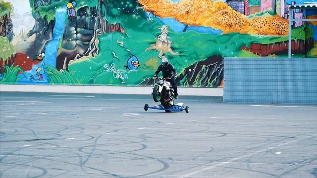 УЧИМСЯ ДЕЛАТЬ ВИЛЛИ В ПАУКЕ. СТАНТ МАШИНА. МОТО ОДЕССА смотреть онлайн