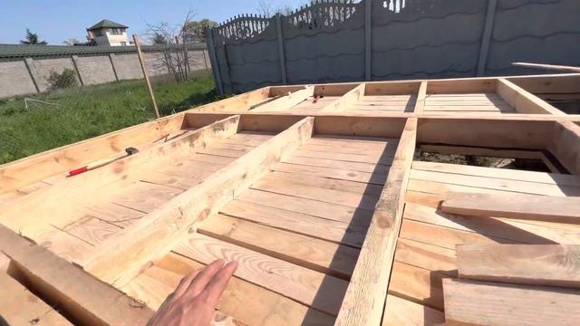 Недорогой и очень простой  свайный фундамент  для садового домика.