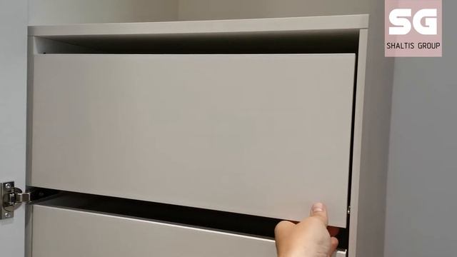 Современный распашной шкаф под потолок с интегрированными ручками МДФ в пленке смотреть онлайн
