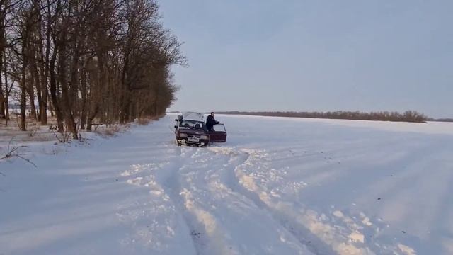 На что способна 2108 в снегу по сравнению с нивой, засадили обе машины в поле