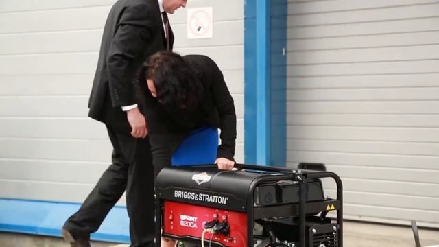 Запустит даже девушка генератор Briggs Stratton Sprint 6200A смотреть онлайн