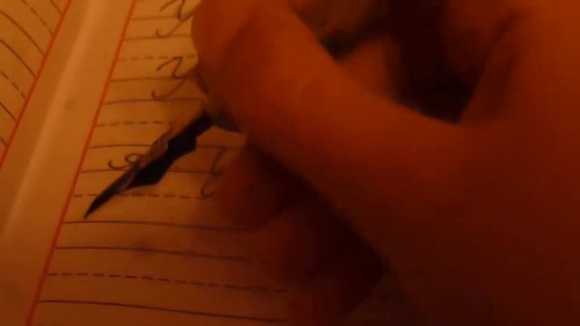 Как писали в древности. Девочка пишет пером и чернилами. смотреть онлайн