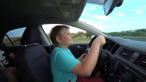 УЧУ МЛАДШЕГО БРАТА ВОДИТЬ МАШИНУ VOLKSWAGEN! ( АВТОМАТ )