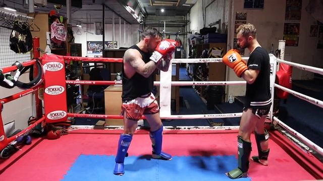 FAN REQUEST | My Top 3 Ways On How To Nullify A Strong Puncher | Muay Thai Top Tips | Liam Harrison смотреть онлайн