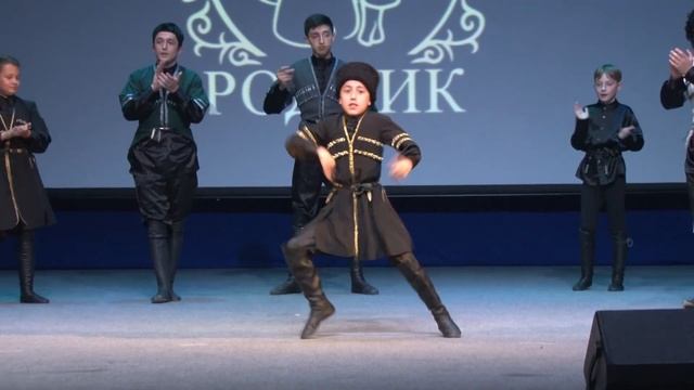 Ансамбль Кавказского народного танца Родник - Произвольная лезгинка смотреть онлайн