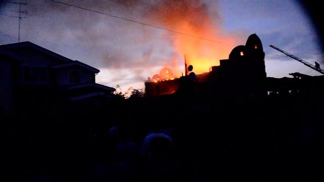 Видео Gorlovka ua. Горит цыганский особняк смотреть онлайн