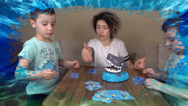 ИГРАЕМ В ШАЛЬНУЮ АКУЛУ! Кто Победил, А Кого Акула Съела? Акула-Каракула! | Jammy TV