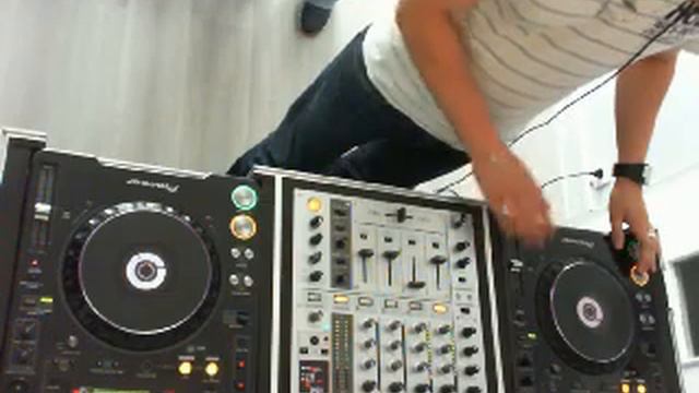 Deejay-TP en mode Formation avec DJ Lassya pendant 10mn de mix смотреть онлайн