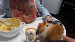 Ребенок кушает сам кашу. Веселый завтрак с игрушками!