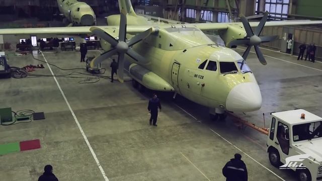 Кадры выкатки новейшего самолета Ил-112В смотреть онлайн