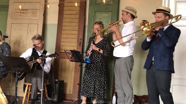 Jelly Roll with tap solo - Badhusparkens jazzorkester смотреть онлайн