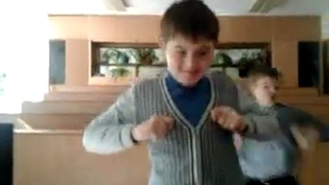 2 друга танцуют в школе 81 смотреть онлайн