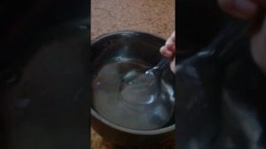 Воздух выталкивает воду