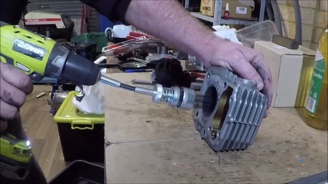BOB (CB125E Engine Rebuild) Part 7 - Honing the Cylinder смотреть онлайн