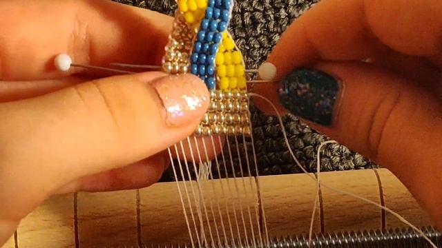 мастер-класс красивый браслет из бисера на станке "косичка" смотреть онлайн