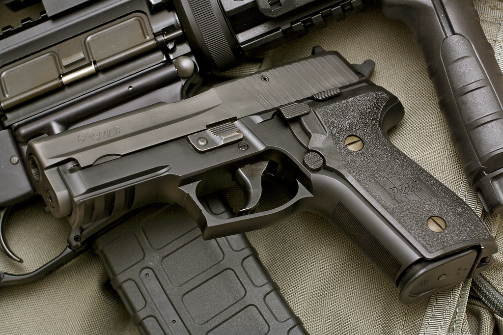 SIG P228 - Неполная разборка и сборка смотреть онлайн