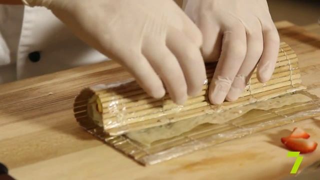 Сладкий ролл с манго, клубникой и ананасом. Рецепт от шеф-повара. смотреть онлайн