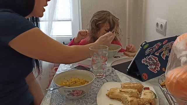 Повесили телевизор ☝Обедаем рисовым супом ? смотреть онлайн