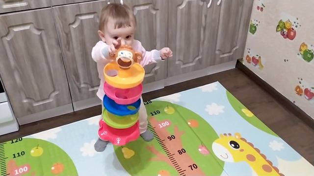 Аня делает ПЕРВЫЕ ШАГИ Малышка впервые пошла сама! Учим ребенка ходить смотреть онлайн