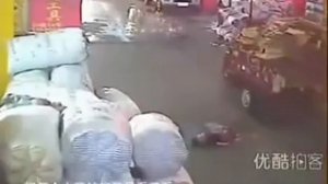 Двухлетнюю девочку переехали две машины. Китай