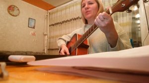 В школьное окно смотрят облака...