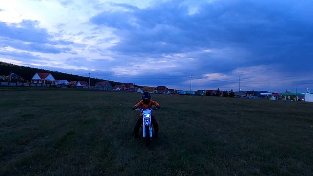 Обучение сына управлению мотоциклом на мкпп