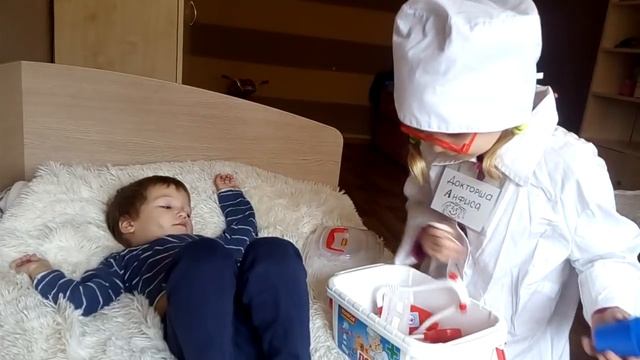 Болит живот. Вызвали доктора Анфису. Делаем укол в живот. Играем в прикол как мисс Кэти смотреть онлайн