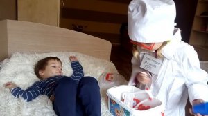 Болит живот. Вызвали доктора Анфису. Делаем укол в живот. Играем  в прикол как мисс Кэти