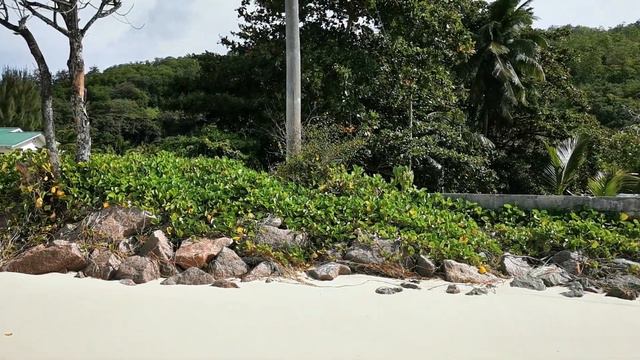 Пустынный пляж на севере острова МАЭ. Рядом с NorthCoast Road. Сейшелы. SEYCHELLES. смотреть онлайн