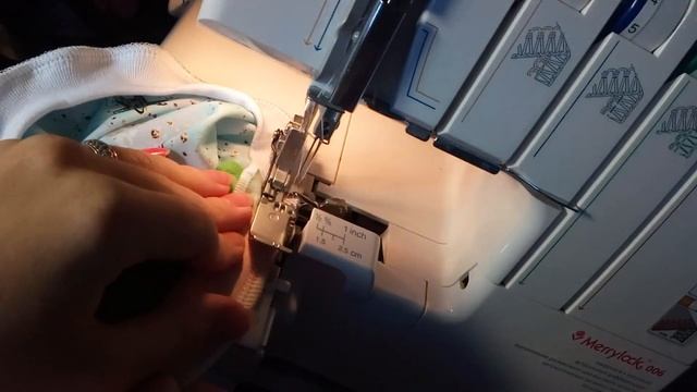 Обработка изнаночного шва горловины бейкой из кулирки смотреть онлайн