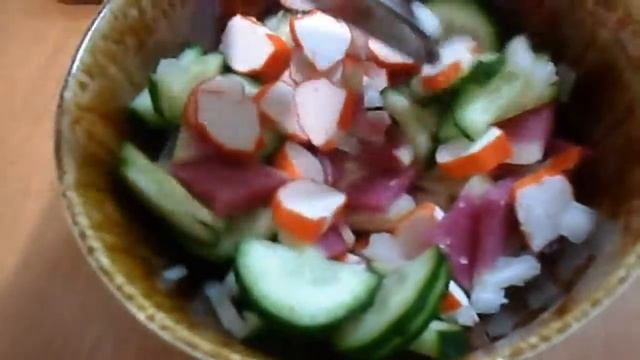 Салат из редьки крабовых палочек и огурца! Вкусный салат! смотреть онлайн