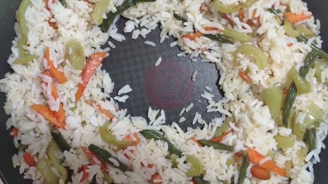 Рис с овощами и яйцом. [ЧТО ПРИГОТОВИТЬ ЕСЛИ ОСТАЛСЯ РИС] смотреть онлайн