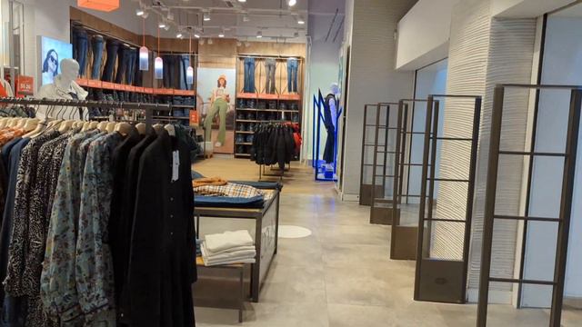 Магазин одежды "Colin's" в торговом центре "Metro City" смотреть онлайн