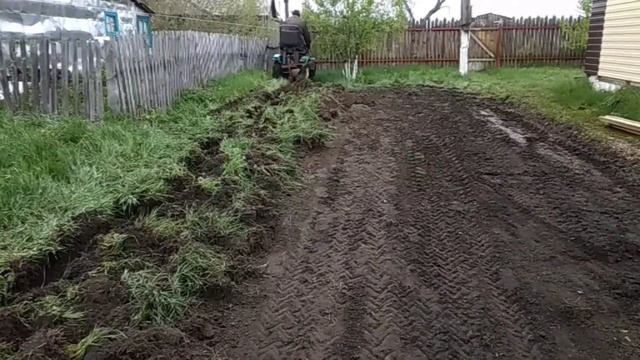 Планировка участка под САД самодельным минитрактором. Срезаю дерн. смотреть онлайн