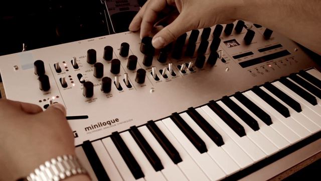 Korg MINILOGUE NEW PATCHES demo (+ Behringer RV600) смотреть онлайн