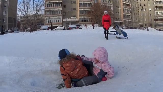 Мирочка, горка, ледянка, снегокат.. смотреть онлайн