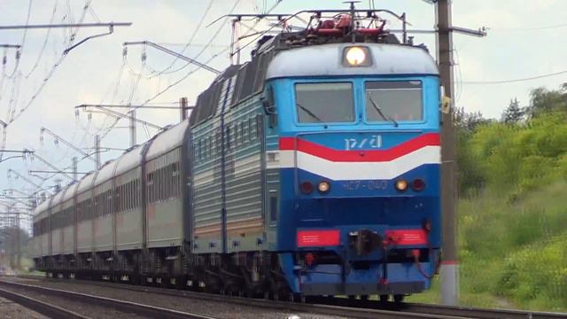 Электровоз ЧС7-040 со скорым поездом №119 